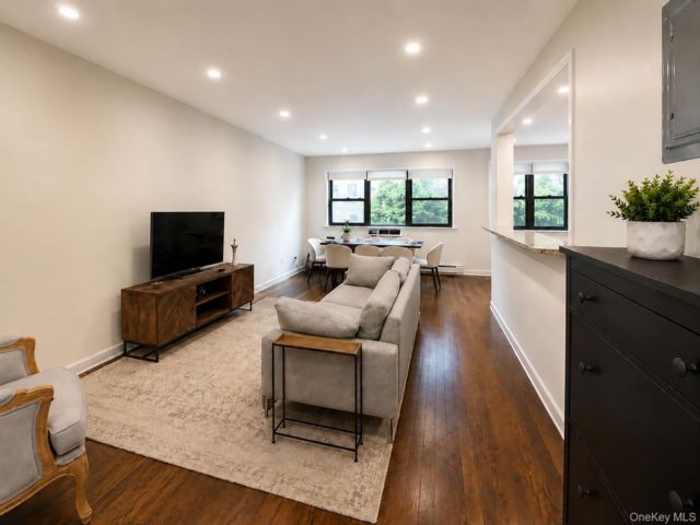  3 BR,  2.00 BTH &nbsp;Mid rise style home in Astoria