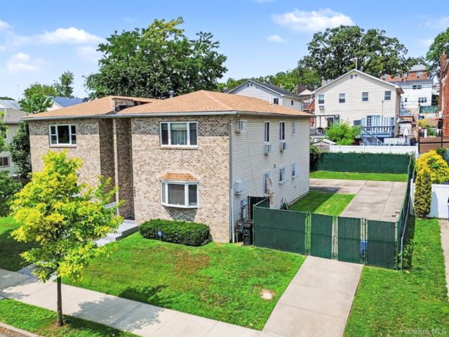  5 BR,  3.00 BTH &nbsp;Colonial style home in Esplanade