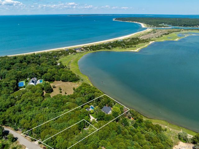  4 BR,  6.00 BTH &nbsp;Traditional style home in East Hampton