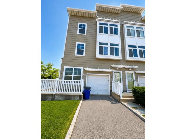  4 BR,  2.00 BTH &nbsp;House style home in Arverne