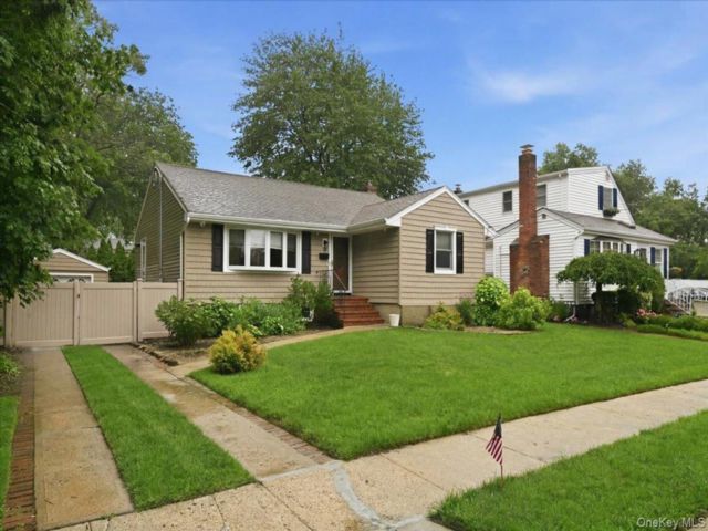  3 BR,  2.00 BTH &nbsp;Ranch style home in Malverne
