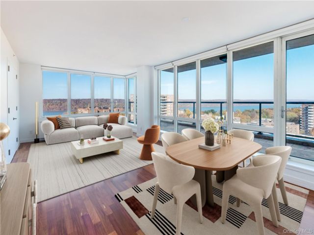  3 BR,  4.00 BTH &nbsp;High rise style home in Kingsbridge