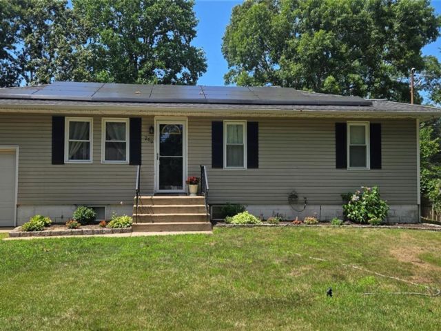  3 BR,  3.00 BTH &nbsp;Exp ranch style home in Shirley