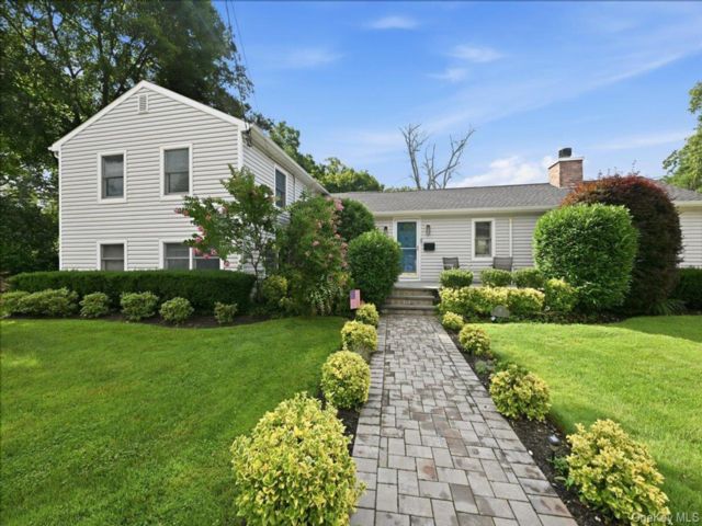  3 BR,  2.00 BTH &nbsp;Split level style home in Glen Head