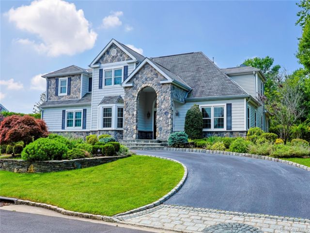  5 BR,  5.00 BTH &nbsp;Colonial style home in Jericho