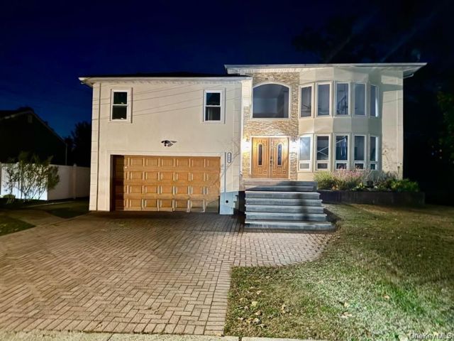  5 BR,  4.00 BTH &nbsp;Split ranch style home in Roosevelt