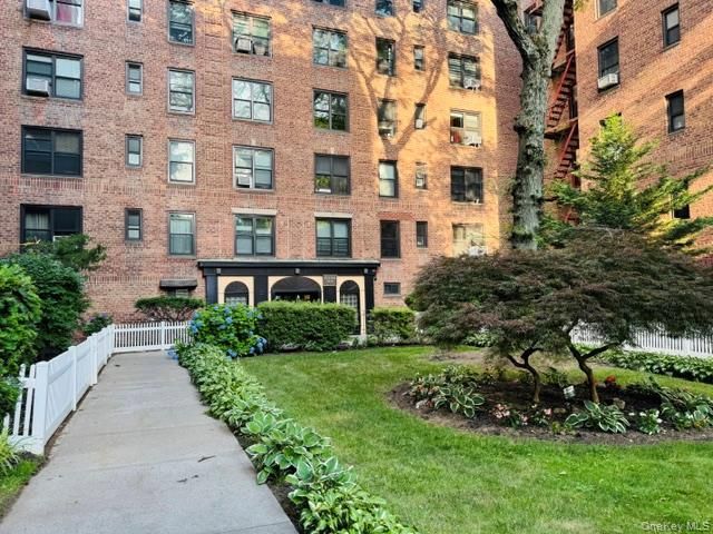  2 BR,  1.00 BTH &nbsp;Mid rise style home in Woodhaven
