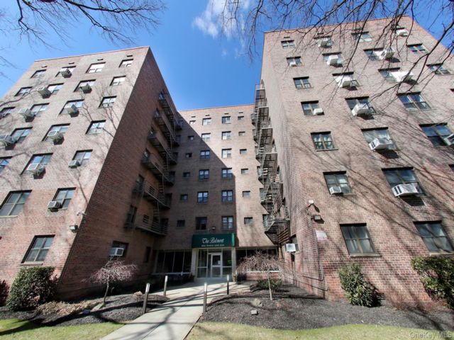  1 BR,  1.00 BTH &nbsp;Mid rise style home in Queens Village