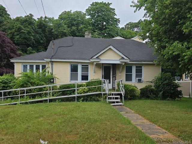  6 BR,  2.00 BTH &nbsp;Cape cod style home in Massapequa