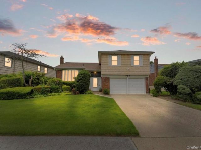  4 BR,  3.00 BTH &nbsp;Split level style home in North Woodmere
