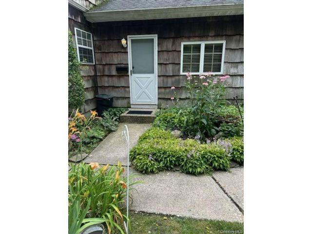  1 BR,  1.00 BTH &nbsp;Cottage style home in Hauppauge