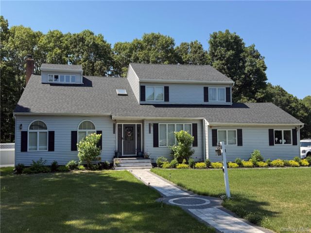  4 BR,  4.00 BTH &nbsp;Colonial style home in Shirley