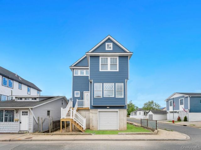  4 BR,  3.00 BTH &nbsp;Colonial style home in East Rockaway
