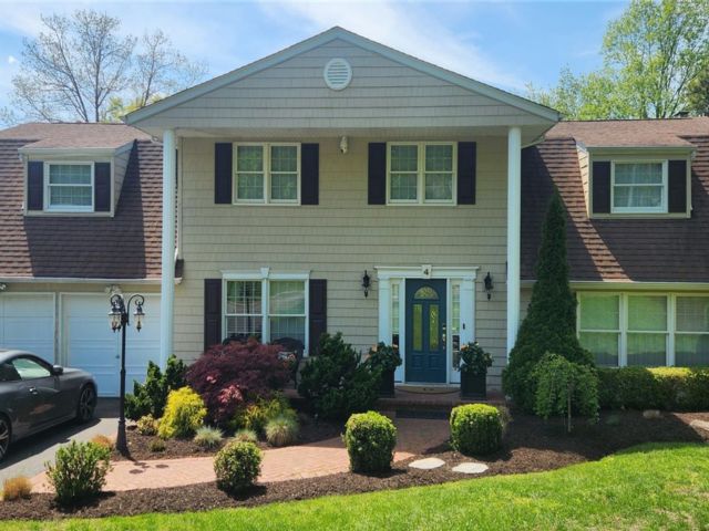  5 BR,  4.00 BTH &nbsp;Traditional style home in Commack
