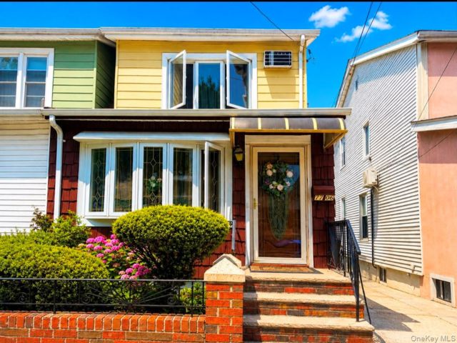  3 BR,  2.00 BTH &nbsp;Colonial style home in Ozone Park