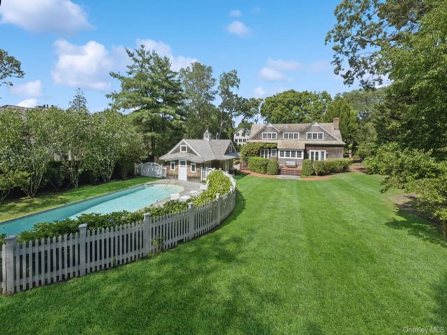  4 BR,  3.00 BTH &nbsp;Traditional style home in Sag Harbor