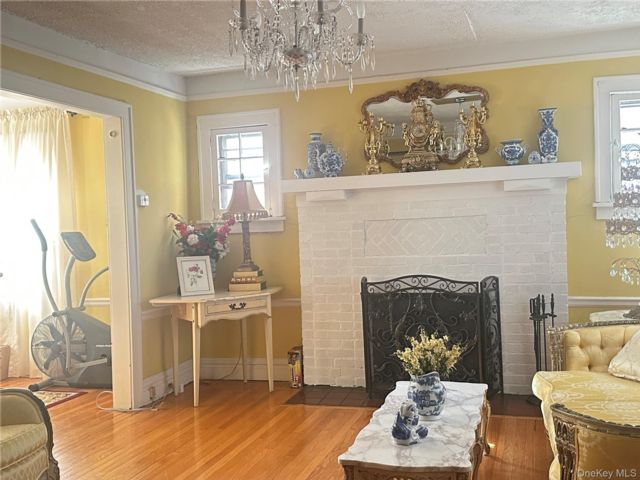  3 BR,  2.00 BTH &nbsp;Colonial style home in East Elmhurst