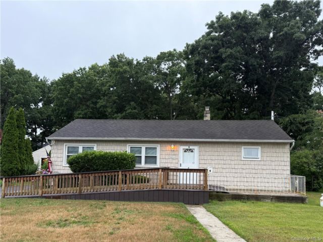  3 BR,  1.00 BTH &nbsp;Ranch style home in Bay Shore