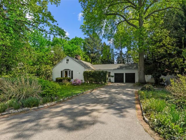  3 BR,  2.00 BTH &nbsp;Ranch style home in Huntington