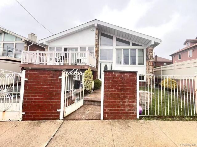  4 BR,  3.00 BTH &nbsp;Other style home in Whitestone