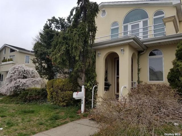  4 BR,  3.00 BTH &nbsp;Contemporary style home in Port Washington