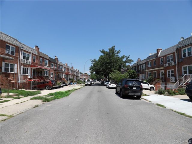  3 BR,  2.00 BTH &nbsp;Colonial style home in Fresh Meadows