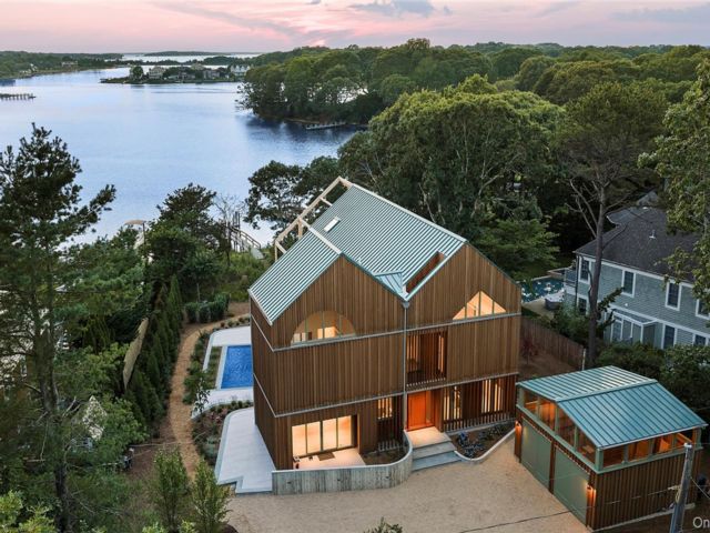  4 BR,  6.00 BTH &nbsp;Modern style home in Sag Harbor