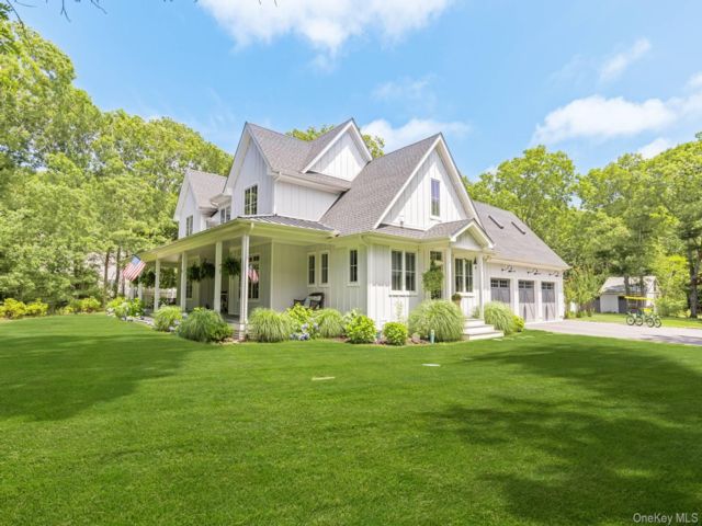  6 BR,  6.00 BTH &nbsp;Farmhouse style home in East Quogue