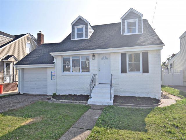  4 BR,  4.00 BTH &nbsp;Exp cape style home in Mineola