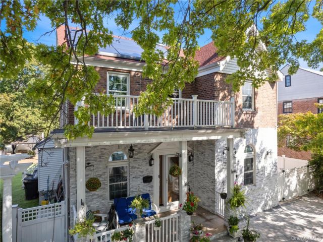  7 BR,  4.00 BTH &nbsp;Colonial style home in Jamaica Estates