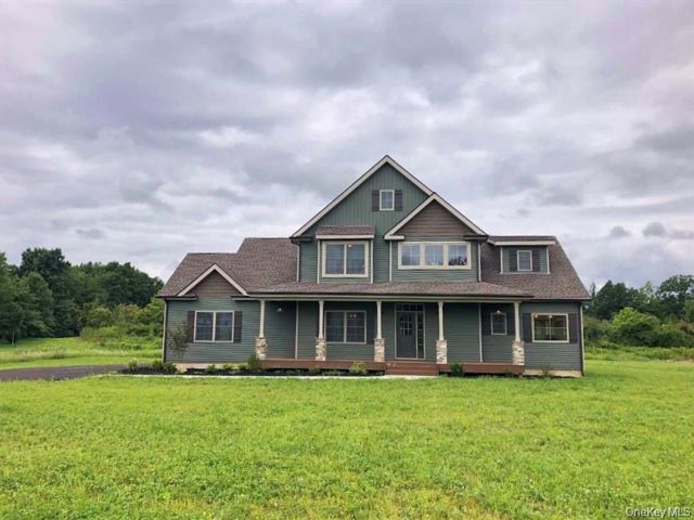  4 BR,  3.00 BTH &nbsp;Colonial style home in New Hampton