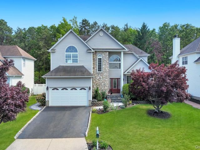  4 BR,  3.00 BTH &nbsp;Colonial style home in Holtsville