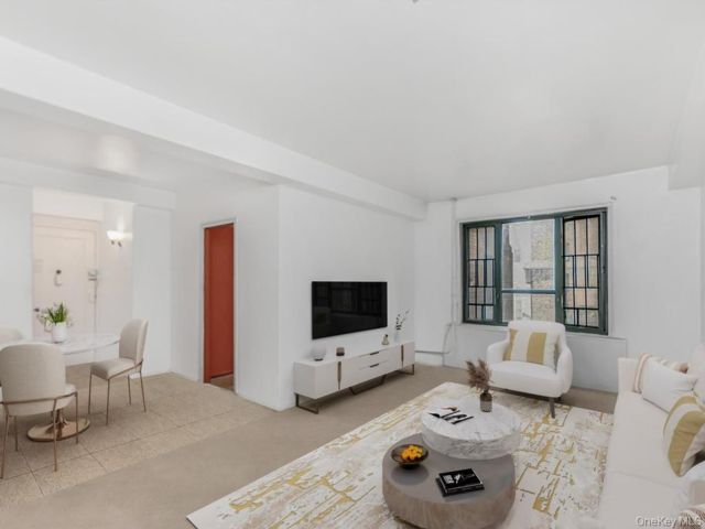  1 BR,  1.00 BTH &nbsp;Mid rise style home in Parkchester
