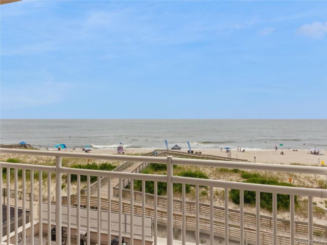  2 BR,  2.00 BTH &nbsp;High rise style home in Long Beach