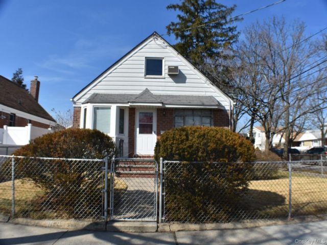  4 BR,  2.00 BTH &nbsp;Cape cod style home in Glen Oaks