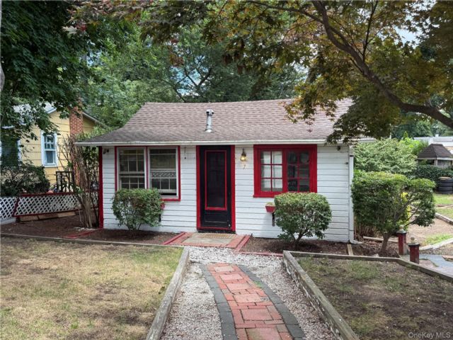  1 BR,  1.00 BTH &nbsp;Cottage style home in Lake Grove