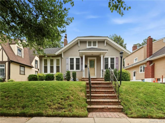  3 BR,  2.00 BTH &nbsp;Bungalow style home in Bellerose Village