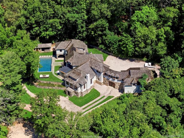  7 BR,  6.00 BTH &nbsp;Mini estate style home in Cold Spring Harbor