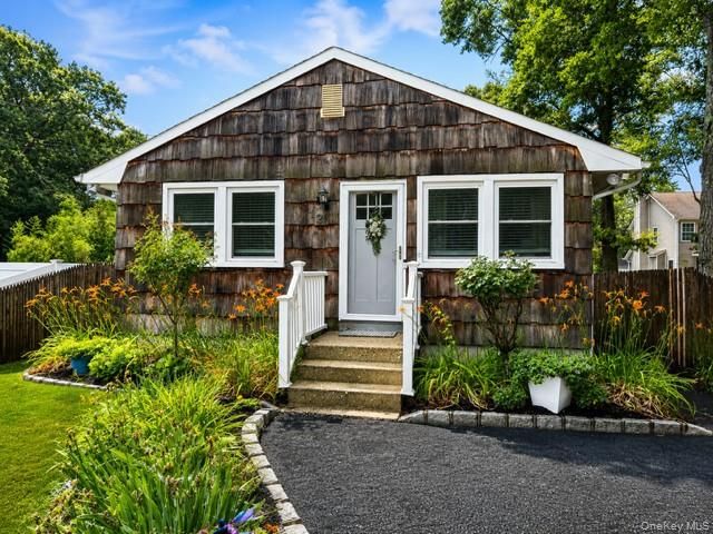  3 BR,  2.00 BTH &nbsp;Ranch style home in Centereach