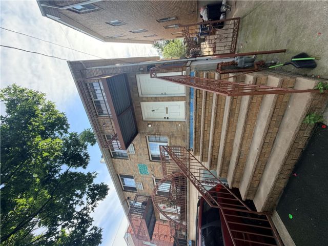  3 BR,  2.00 BTH &nbsp;House style home in Kew Gardens