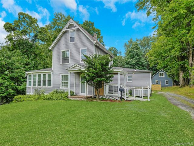  6 BR,  4.00 BTH &nbsp;Colonial style home in West Nyack