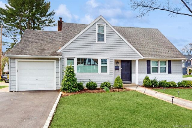  4 BR,  2.00 BTH &nbsp;Cape cod style home in Garden City