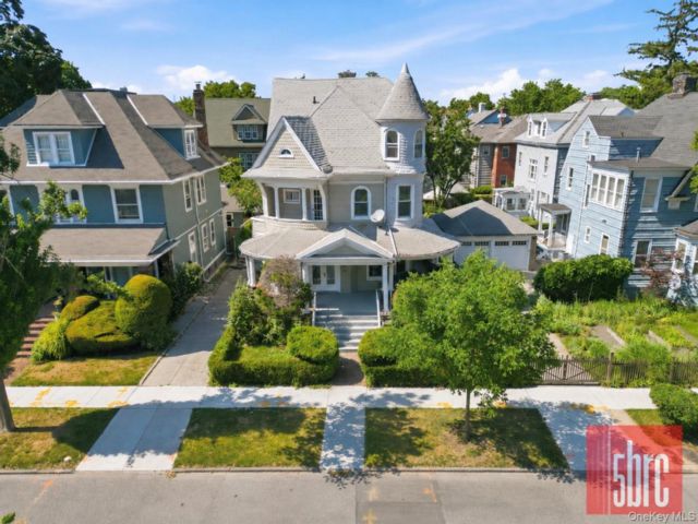  5 BR,  6.00 BTH &nbsp;Victorian style home in Kensington