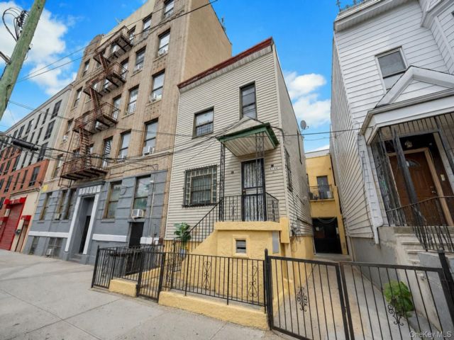  5 BR,  4.00 BTH &nbsp;Other style home in Claremont Park