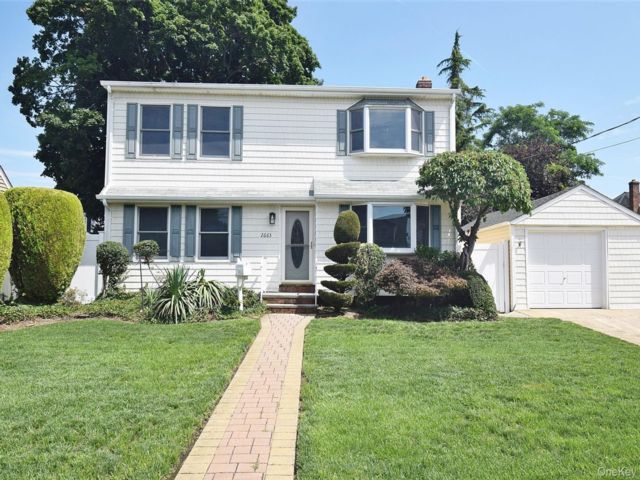  5 BR,  2.00 BTH &nbsp;Exp cape style home in North Bellmore