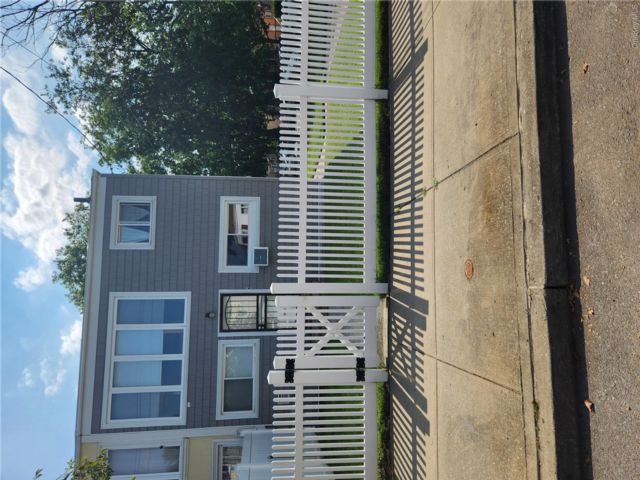  2 BR,  2.00 BTH &nbsp;Colonial style home in Rosedale