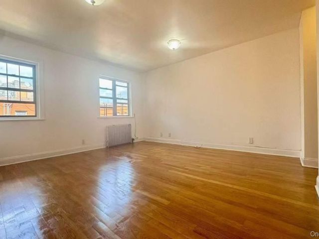  3 BR,  1.00 BTH &nbsp;Contemporary style home in Flushing