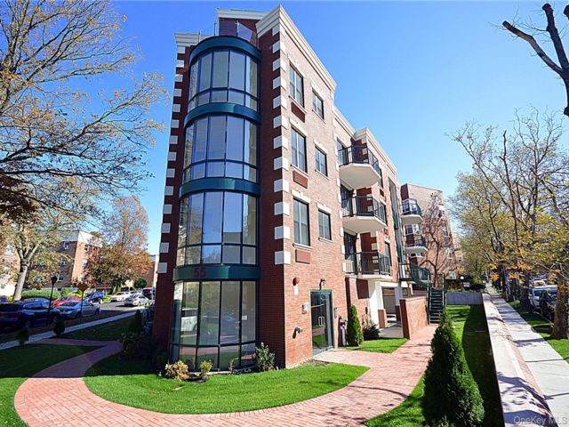  2 BR,  2.00 BTH &nbsp;Full floor apar style home in Great Neck