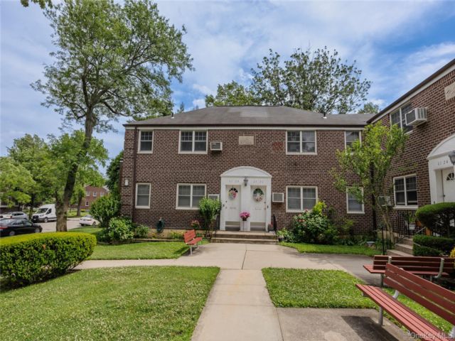  1 BR,  1.00 BTH &nbsp;Garden style home in Little Neck