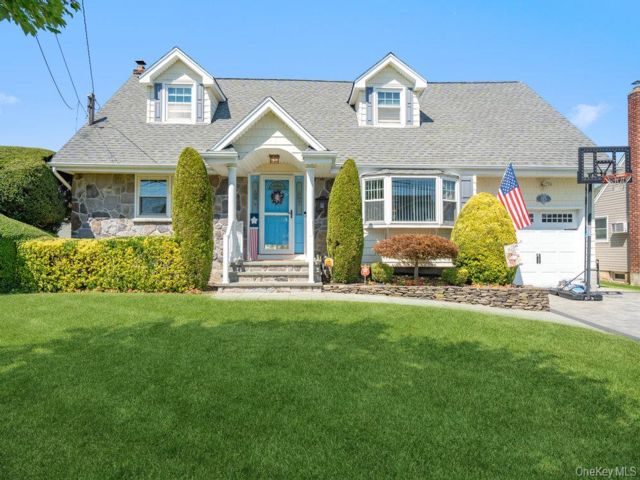  5 BR,  2.00 BTH &nbsp;Exp cape style home in Farmingdale